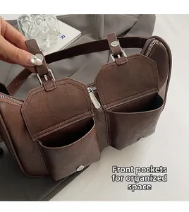 Detailansicht der braunen Vintage-PU-Ledertasche mit zwei Fronttaschen und silbernen Reißverschlüssen