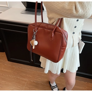 Sac à épaule en cuir PU marron avec pendentif de baseball et détail zip argenté