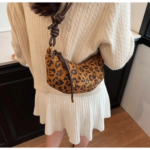 Détail du sac croissant à imprimé léopard avec bandoulière nouée marron foncé et zip