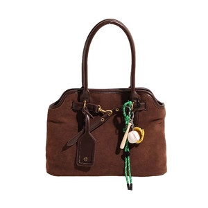 Minimalistische dunkelbraune Wildleder Schultertasche mit speziellem Baseball Anhänger Dekor