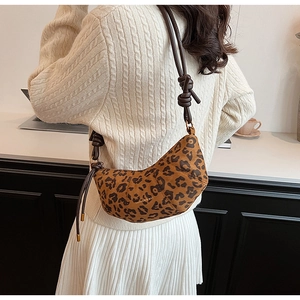 Sac croissant léopard tendance avec bandoulière à nœud et détails d'anneaux dorés