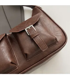 Detailaufnahme einer dunkelbraunen PU-Leder Umhängetasche mit Retro-Metallschnallentaschen