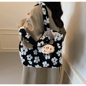 Detail der flauschigen Floral-Tote-Bag mit Bärenanhänger und weicher Lammwolltextur