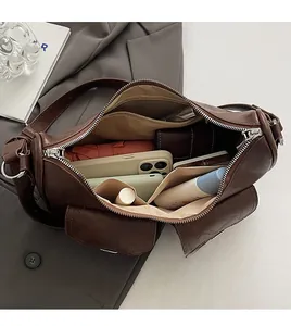 Detailansicht des geräumigen Innenraums der braunen PU-Tasche mit Mehrfachfach-Design