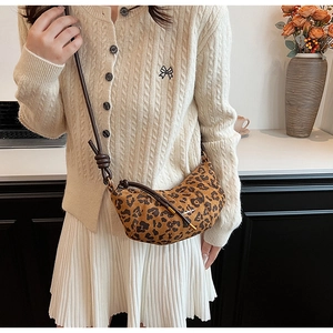 Sac bandoulière tendance à motif léopard avec détail de bandoulière marron nouée
