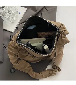 Vista dall'alto che mostra l'interno spazioso di una borsa a spalla in nylon marrone