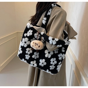 Detailansicht des weichen Plüsch-Shoppers mit schwarz-weißem Blumenmuster und Textur