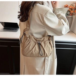 Dettaglio borsa a nuvola in nylon kaki con pieghe a coulisse e sottile tracolla chic