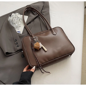 Grand Sac à Épaule en Cuir PU pour Femmes Fourre-tout Minimaliste Couleur Unie Avec Pendentif Baseball Sac à Main de Navettage