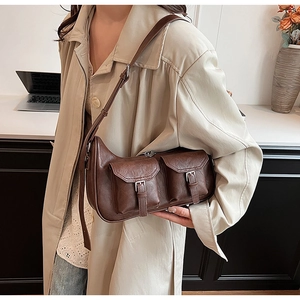 Detail der braunen Vintage-Schultertasche aus PU-Leder mit Doppeltaschen und Metallschnallen
