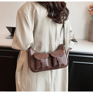 Detailansicht der Rückseite einer dunkelbraunen PU-Schultertasche im Vintage-Stil
