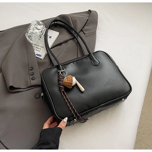 Sac à épaule minimaliste en cuir PU noir pour femme avec un design élégant chic