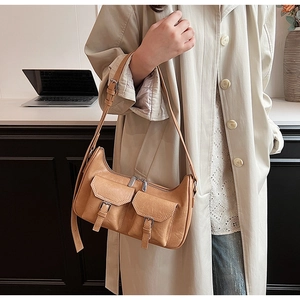 Detail der Retro-Schultertasche aus PU-Leder in Camel mit Taschen und Metallschnallen