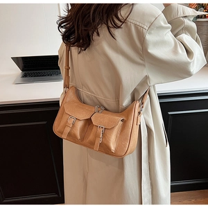Detailansicht einer hellbraunen PU-Leder Hobo-Tasche mit Fronttaschen und Schnallen