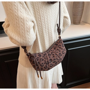 Détails du sac demi-lune à motif léopard avec bandoulière en cuir et boucle en métal