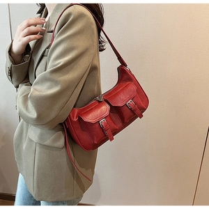 Detailansicht der roten PU-Leder Achseltasche mit silbernen Schnallen und Fronttaschen