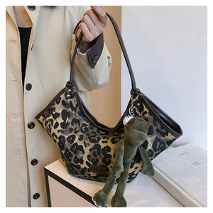 Sac cabas en toile léopard avec poignées en cuir marron et breloque grenouille verte