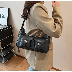 Detailansicht der schwarzen PU-Schultertasche mit Metallschnallen und glänzendem Finish