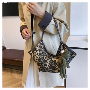 Sac à épaule léopard avec fines bretelles et charmant pendentif peluche de grenouille