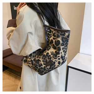 Photo de style de vie d'un sac cabas à imprimé léopard avec des anses marron sur un mannequin