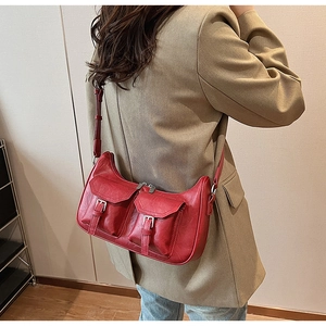 Detailansicht einer roten Vintage-Umhängetasche aus PU-Leder mit doppelten Schnallentaschen