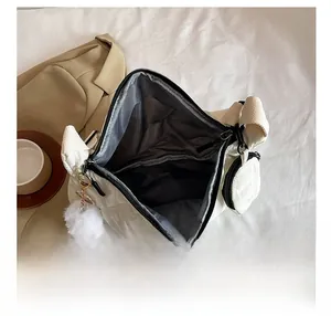 Vista interna dettagliata di una borsa tote bianca trapuntata con ampio scomparto