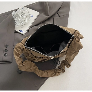 Dettaglio dell'interno della borsa a nuvola in nylon caramello con tasche e cerniera