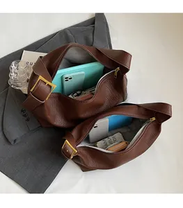 Détail des sacs cabas marrons de tailles variées montrant un intérieur spacieux et large