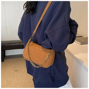 Detail of caramel PU leather shoulder bag with gold chain and Mokani Yole brand logo