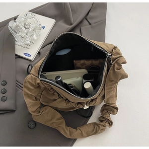 Vista dettagliata della grande capacità interna per cellulare nella borsa di nylon