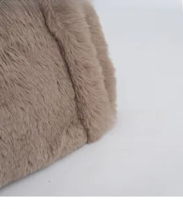 Gros plan sur la texture pelucheuse marron doux d'un sac à main fourrure tendance