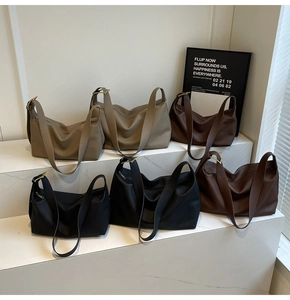 Détail de sacs Hobo en cuir PU grainé avec boucles réglables en métal doré vintage