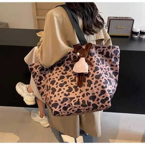Dettaglio della borsa tote in nylon leopardata con tracolla larga e ciondolo a topo