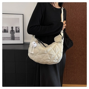 Borsa a tracolla trapuntata a mezzaluna bianco sporco con ciondolo peluche e mini portamonete