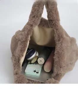 Vue intérieure montrant la grande capacité du sac cabas marron en peluche