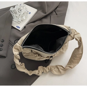 Vista dall'alto della borsa a spalla in nylon beige con tasche interne e spazio