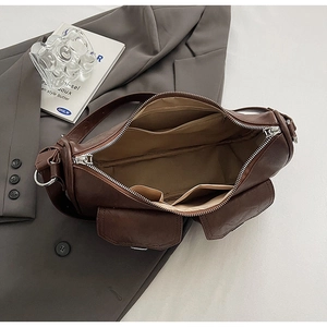 Detailansicht des dunkelbraunen PU-Leder-Taschenfutters und der funktionellen Taschen