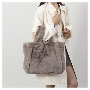 Détail de la texture en fausse fourrure pelucheuse et du tissu gris doux du sac cabas
