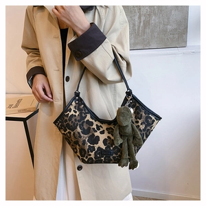 Gros plan détaillé du sac bandoulière léopard en PU avec charm grenouille verte et logo sumu