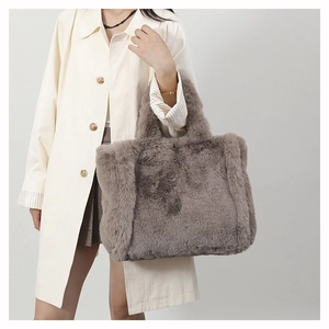 Détail d'un grand sac cabas en fausse fourrure taupe avec texture pelucheuse et anses solides