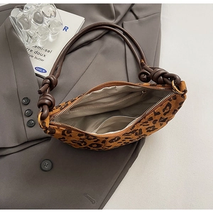 Détails du sac bandoulière en daim léopard avec zip doré et poignée nouée élégante