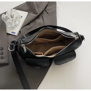 Detailansicht der schwarzen PU-Leder Hobo-Tasche mit Innenfutter und Innentaschen