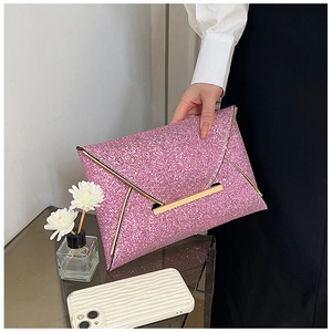 Détail d'une pochette enveloppe rose scintillante avec bordures métalliques dorées chic