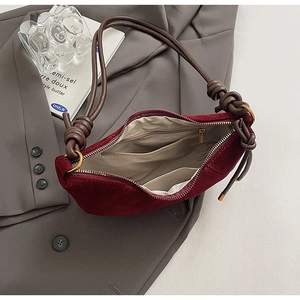 Vue intérieure du sac hobo en daim bordeaux montrant la doublure et les poches