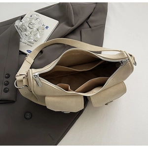 Detailansicht der beigefarbenen PU-Lederhandtasche mit viel Stauraum und Innentaschen