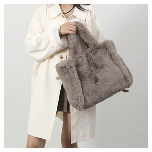 Sac fourre-tout en fausse fourrure gris-brun porté avec un trench-coat long et élégant