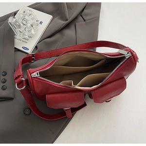 Detailansicht der Doppeltaschen und des Silber-Reißverschlusses der weinroten Tasche