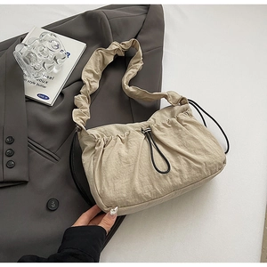 Borsa a spalla minimalista in nylon beige a pieghe con chiusura a coulisse regolabile