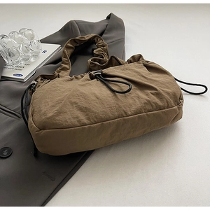 Borsa a spalla chic in nylon marrone arricciato con coulisse e dettagli in metallo