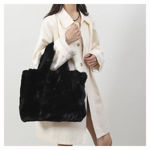 Sac fourre-tout chic en fausse fourrure noire sur modèle avec texture pelucheuse et grand volume